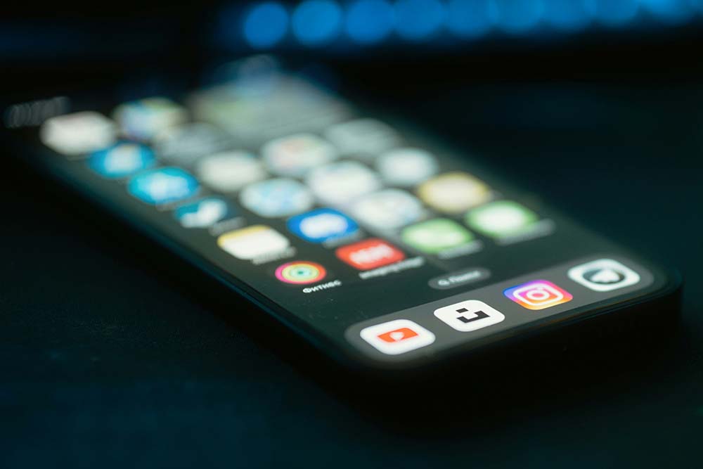 Pantalla de móvil vista de cerca, por qué vemos peor de lejos
